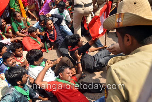 Raitha Sangha stages protest 1
